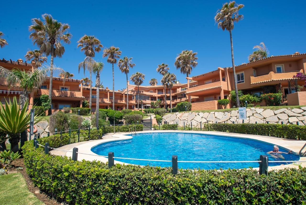 Fantastic Beachfront Apartment Estepona Bagian luar foto