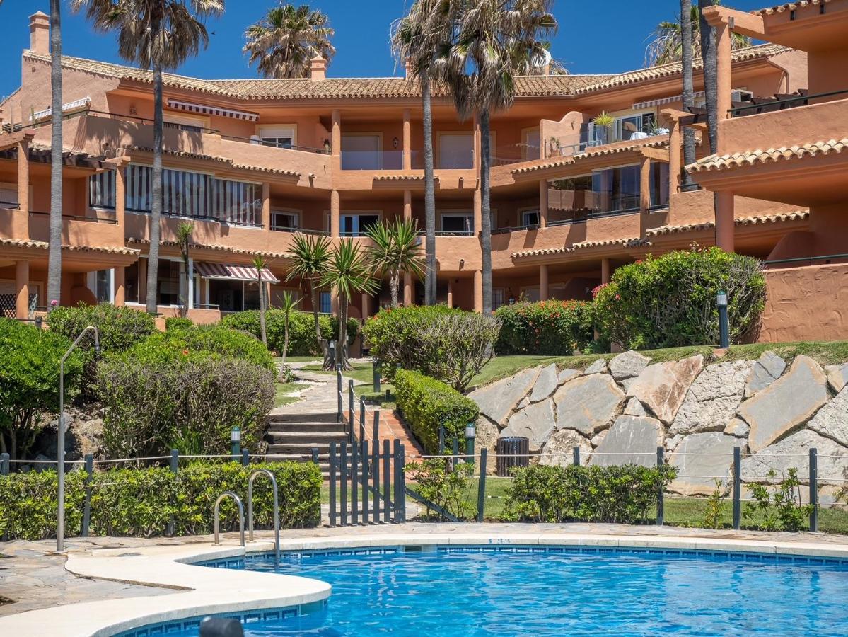 Fantastic Beachfront Apartment Estepona Bagian luar foto