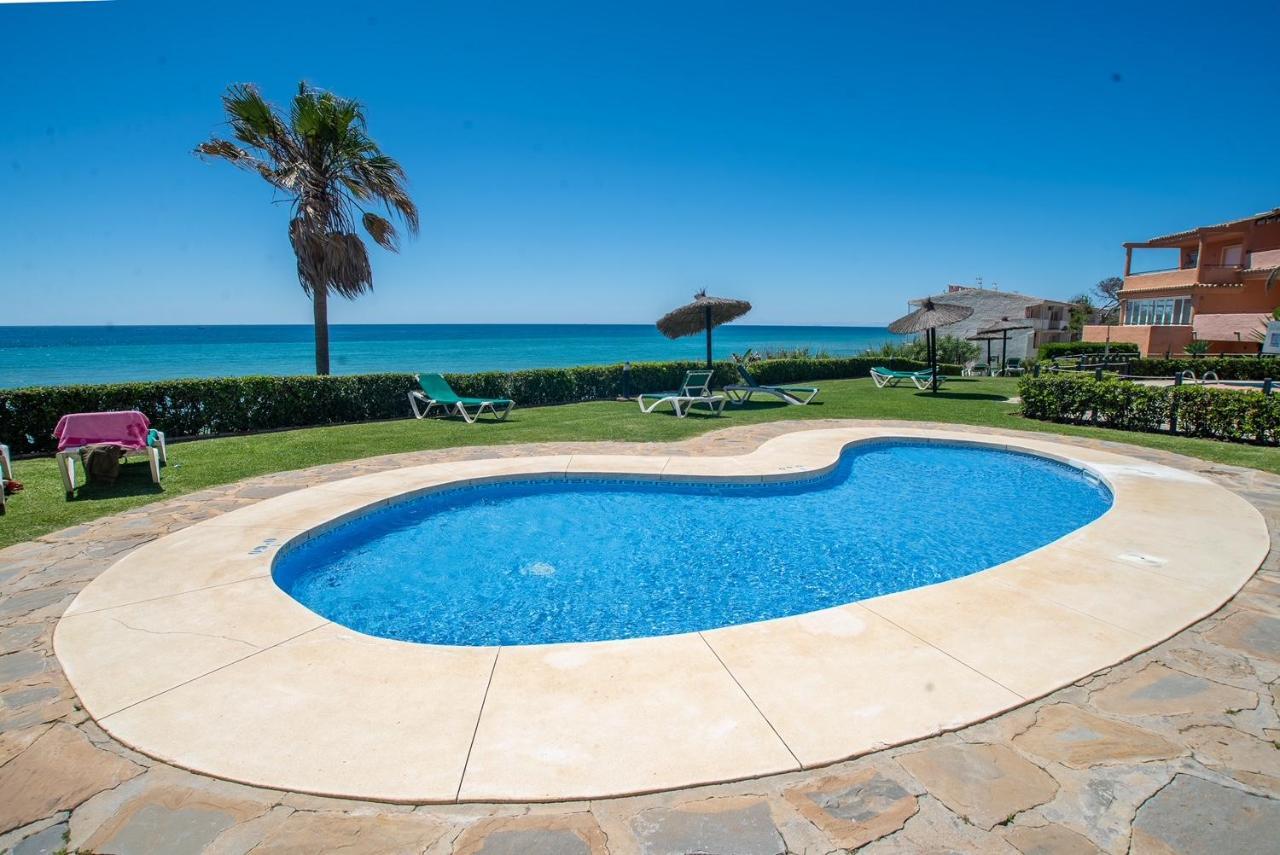 Fantastic Beachfront Apartment Estepona Bagian luar foto