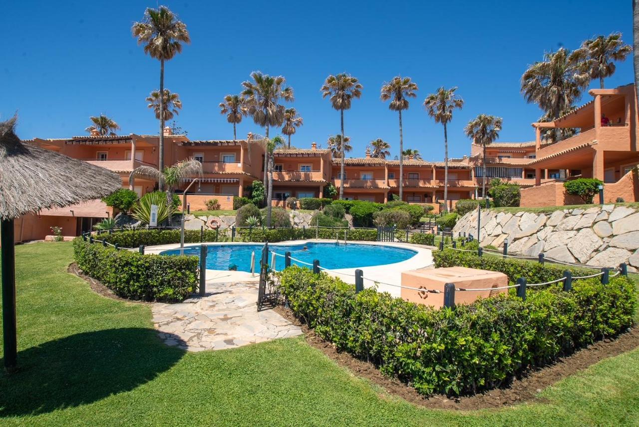 Fantastic Beachfront Apartment Estepona Bagian luar foto