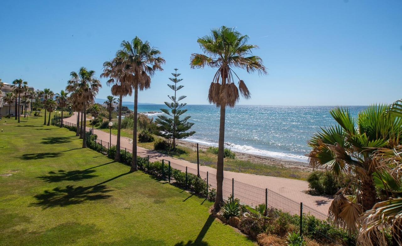 Fantastic Beachfront Apartment Estepona Bagian luar foto