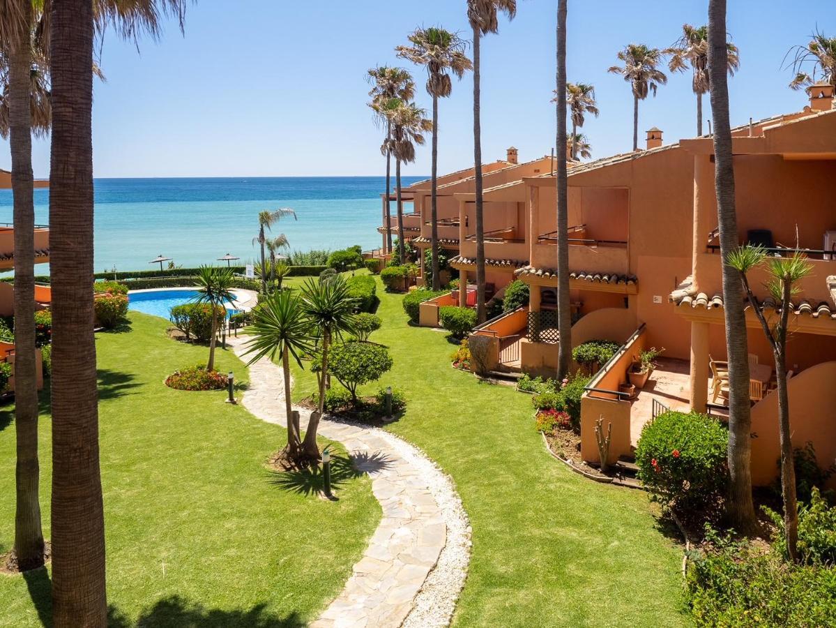 Fantastic Beachfront Apartment Estepona Bagian luar foto