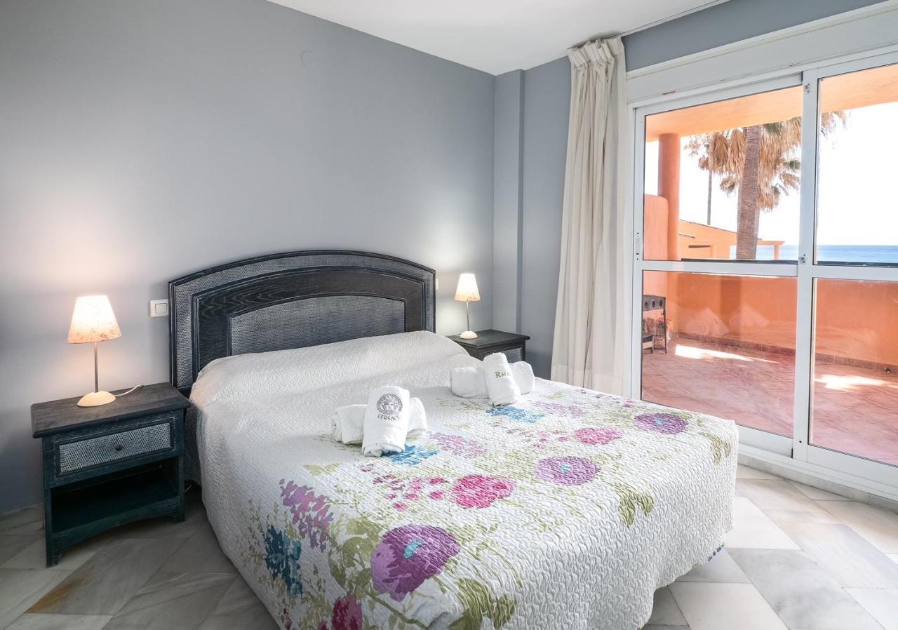Fantastic Beachfront Apartment Estepona Bagian luar foto