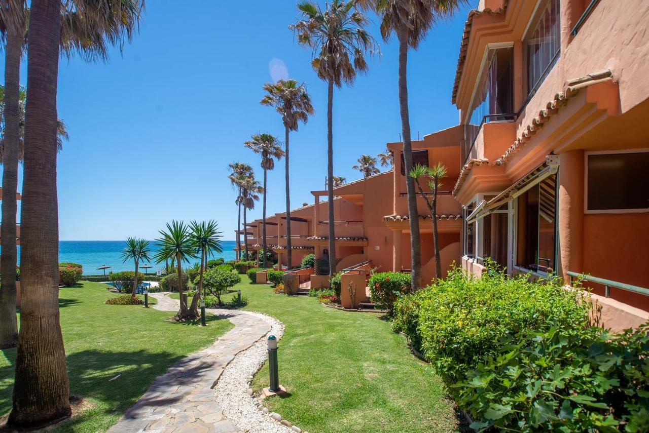 Fantastic Beachfront Apartment Estepona Bagian luar foto