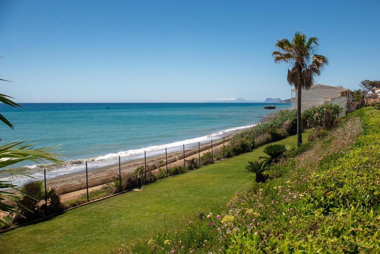 Fantastic Beachfront Apartment Estepona Bagian luar foto
