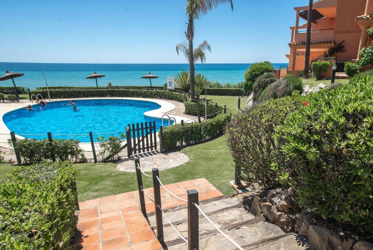 Fantastic Beachfront Apartment Estepona Bagian luar foto