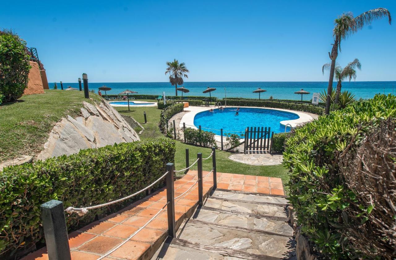 Fantastic Beachfront Apartment Estepona Bagian luar foto
