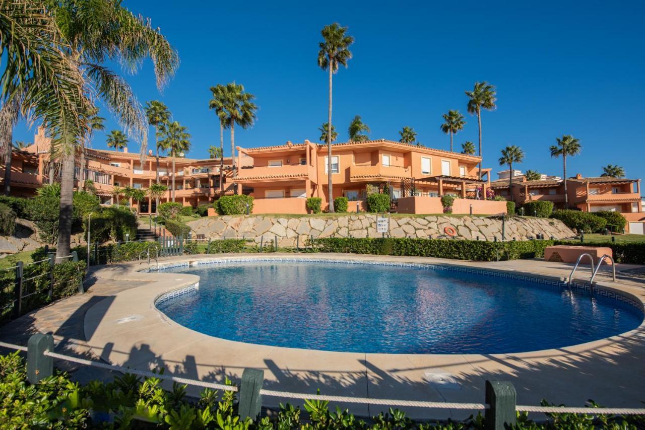 Fantastic Beachfront Apartment Estepona Bagian luar foto