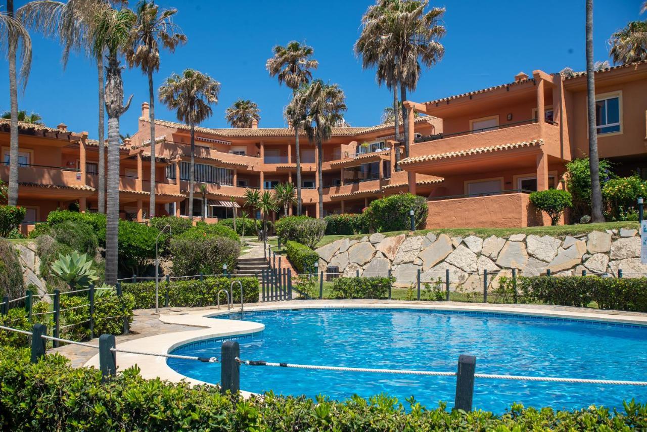 Fantastic Beachfront Apartment Estepona Bagian luar foto