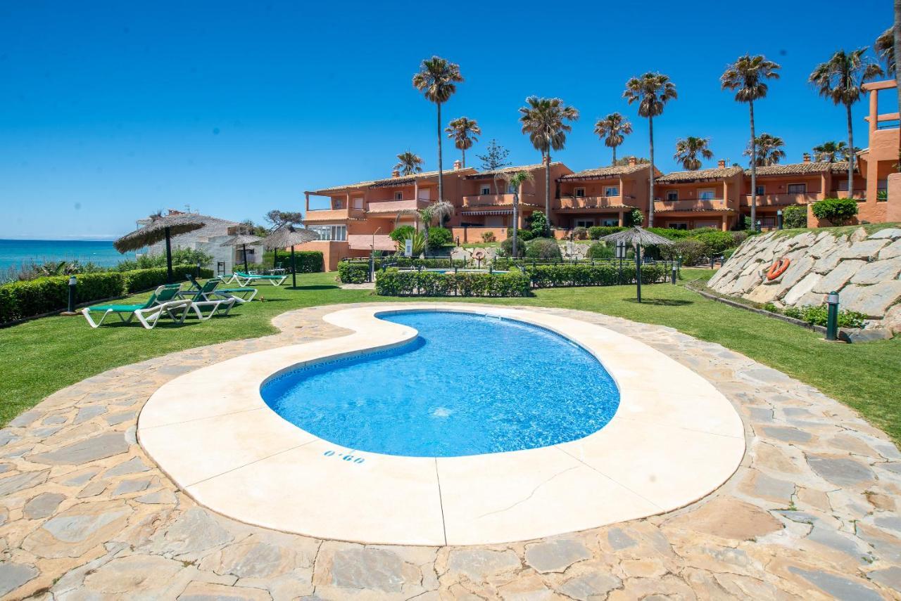 Fantastic Beachfront Apartment Estepona Bagian luar foto